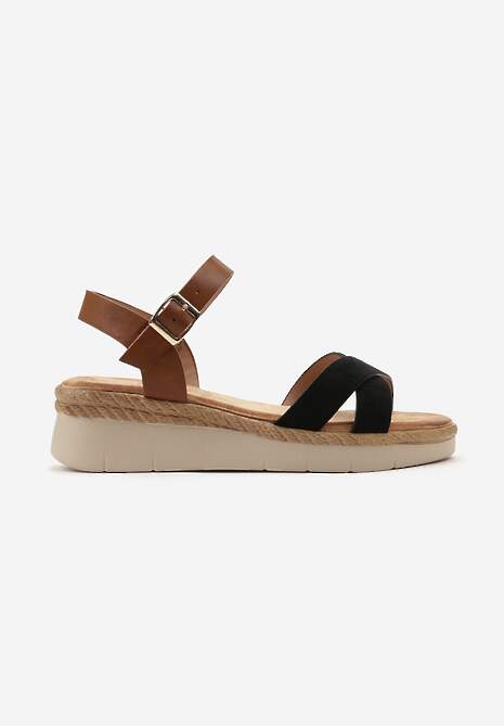 Czarne Sandały z Przeplatanymi Paskami o Metalicznym Połysku na Niskim Koturnie ze Sprzączką Urines