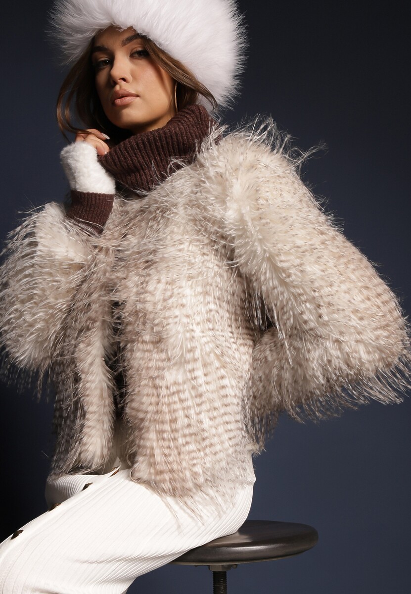 Beżowe Futerko Ozdobione Długim Włosiem Hennilis