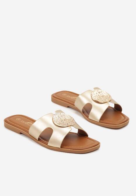 Złote Klapki Zdobione Metaliczną Aplikacją i Wycięciami w Cholewce Sopeneva