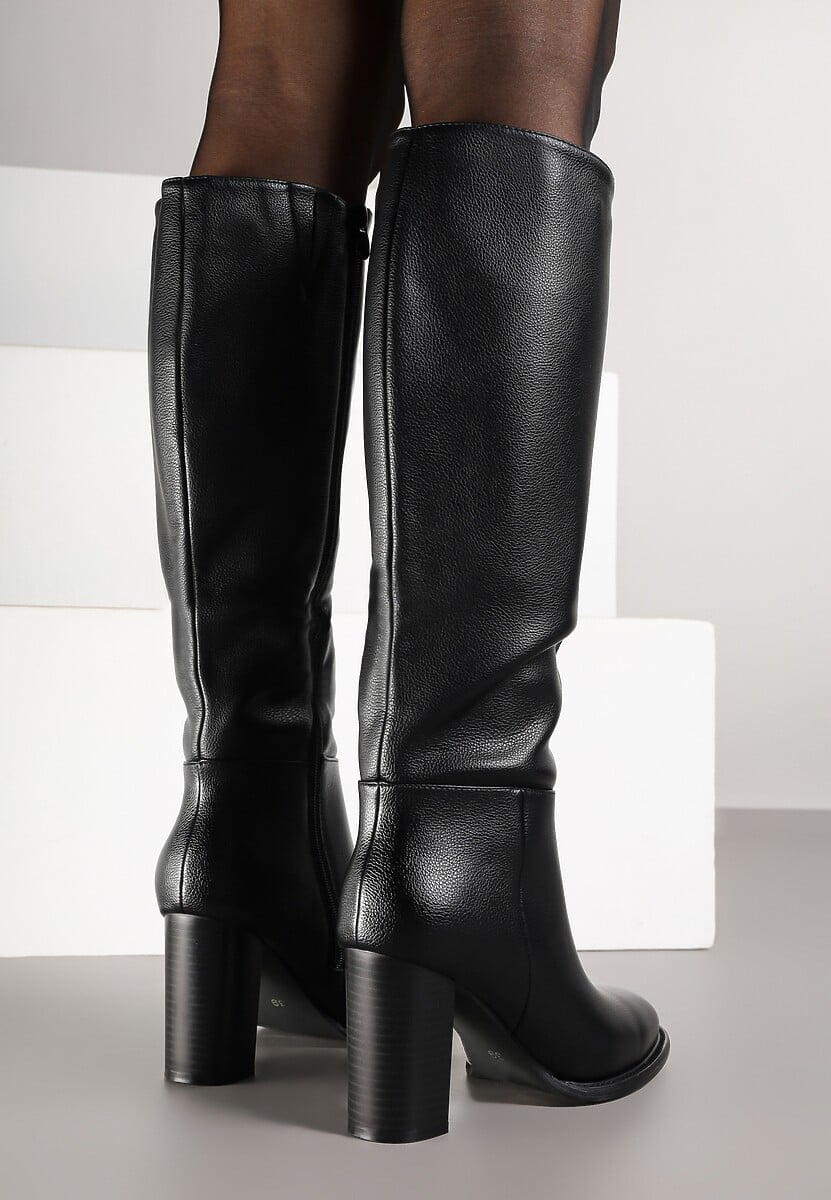 Czarne Kozaki na Słupku z Lekkim Ociepleniem Hanissa