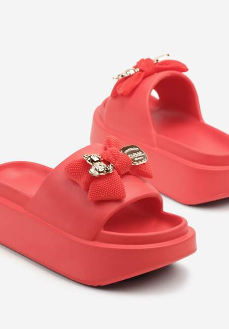 Czerwone Klapki Piankowe na Platformie z Metalicznym Detalem Wessienna