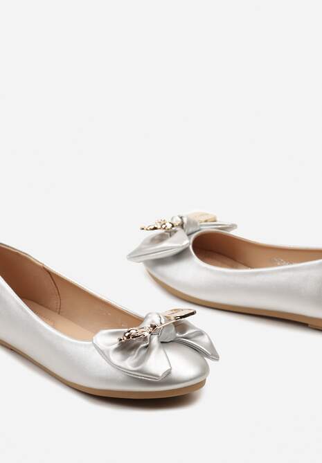 Srebrne Casualowe Balerinki na Płaskiej Podeszwie Ozdobione Metalowym Elementem i Kokardą Timahel
