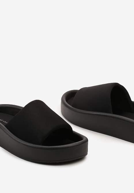 Czarne Piankowe Klapki na Płaskiej Podeszwie z Szerokim Paskiem Querisa