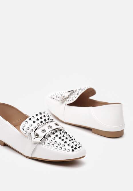 Białe Płaskie Mokasyny Ozdobione Ćwiekami na Kwadratowym Nosku Rosagold