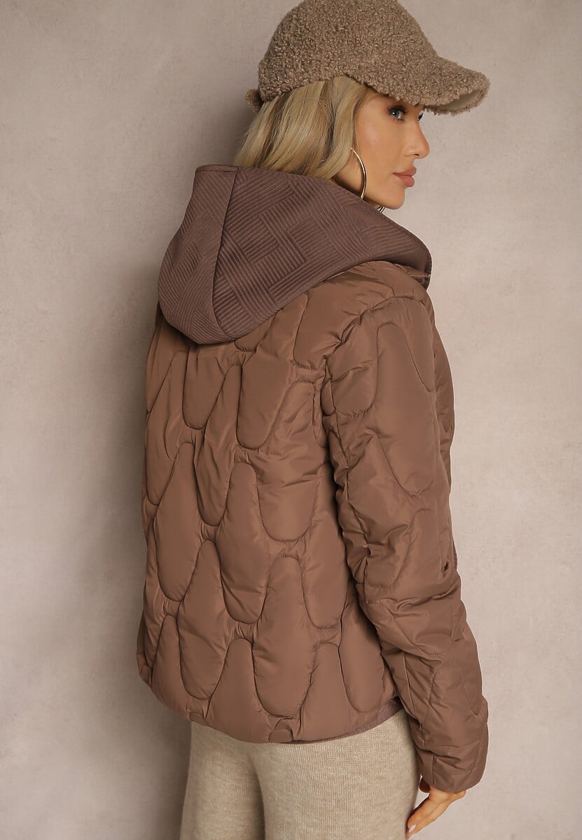 Brązowa Kurtka z Materiałowym Kapturem i Kieszeniami Zdobiona Pikowanymi Przeszyciami Ravathrias