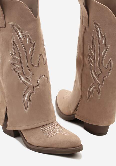 Ciemnobeżowe Kozaki w Stylu Kowbojek na Słupku z Haftem i Wywiniętą Cholewką Emmiste