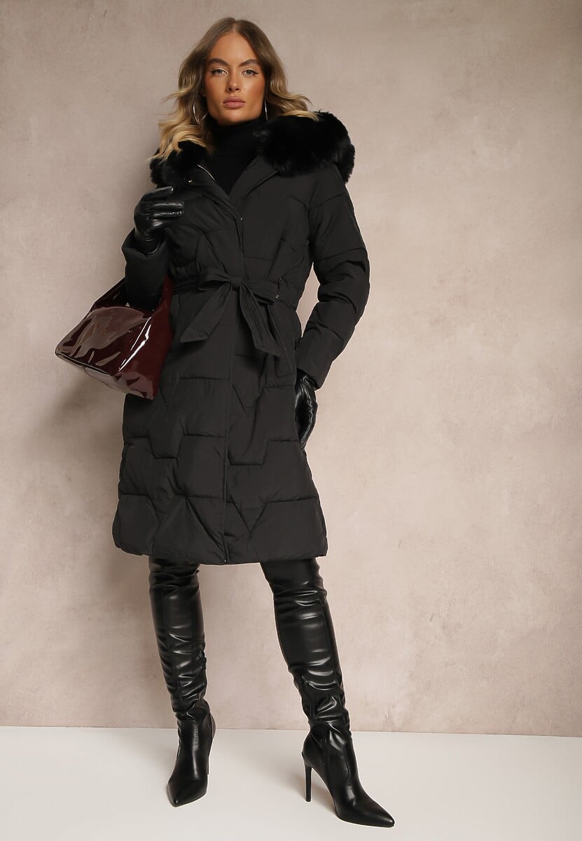 Czarna Kurtka z Pikowanymi Przeszyciami i Kapturem z Futerkiem Wiązana w Pasie Attelisse