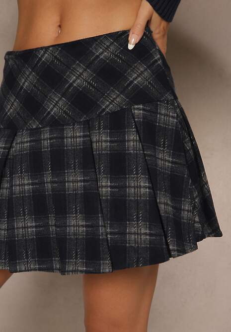 Granatowe Spódnico-Spodenki z Wiskozą o Rozkloszowanym Kroju w Kratkę Temirelis