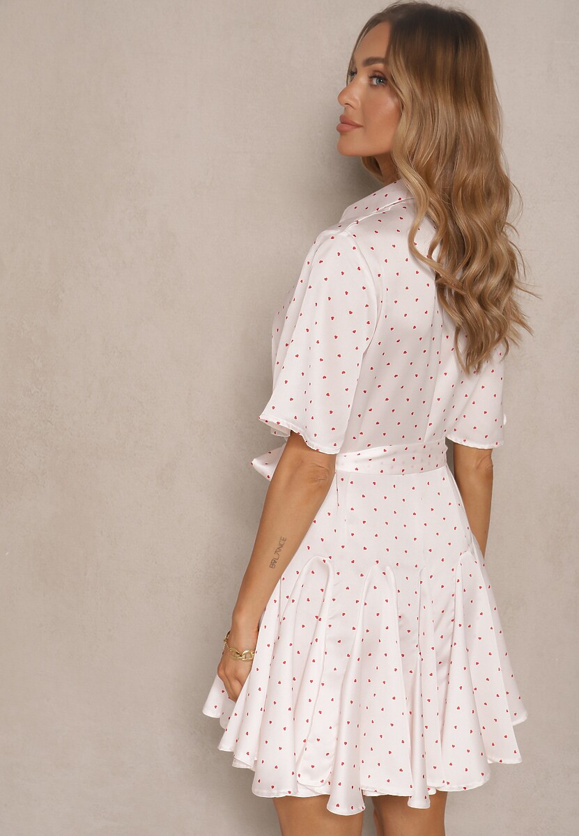 Biała Satynowa Sukienka w Kropki o Koszulowym Kroju z Paskiem Ribelia