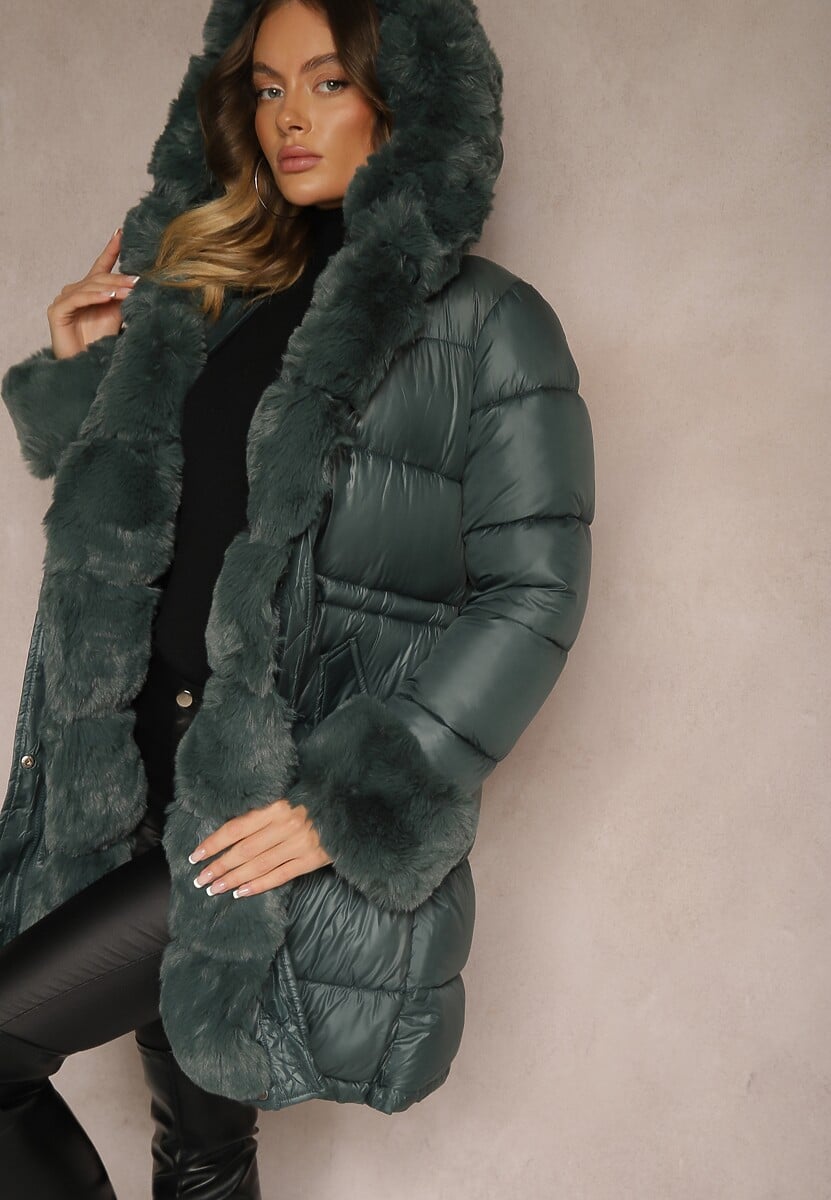 Ciemnozielona Kurtka z Pikowanymi Przeszyciami Kapturem i Futrem Ściągana w Talii Sznurkiem Emandori