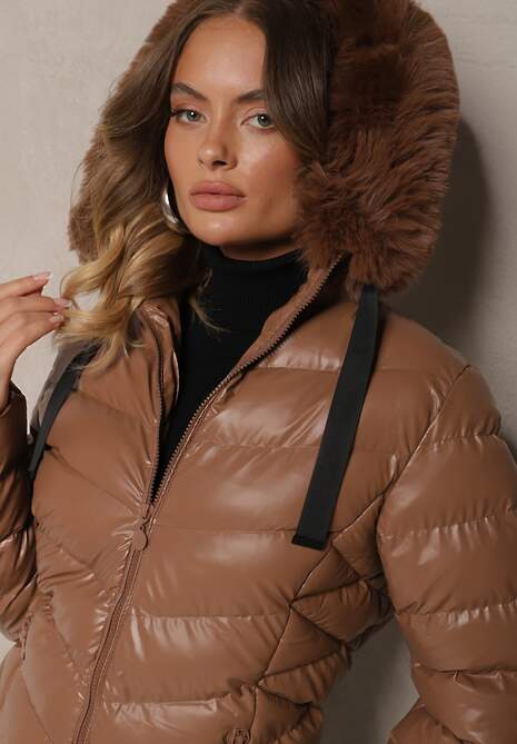 Brązowa Taliowana Kurtka z Pikowanymi Przeszyciami i Kapturem z Futrzanym Wykończeniem Arirra