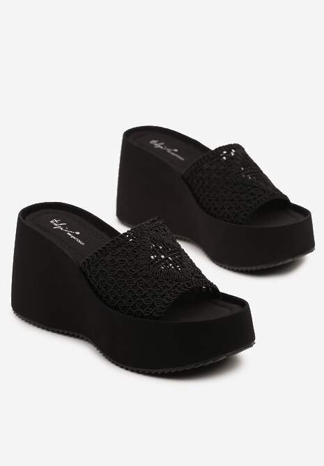 Czarne Klapki na Koturnie z Szydełkową Cholewką o Ażurowym Splocie Solnna