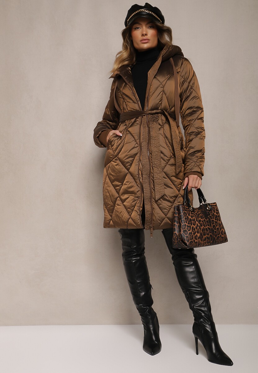 Brązowa Długa Kurtka o Pikowanym Wykończeniu Wiązana w Talii z Kapturem Parinka