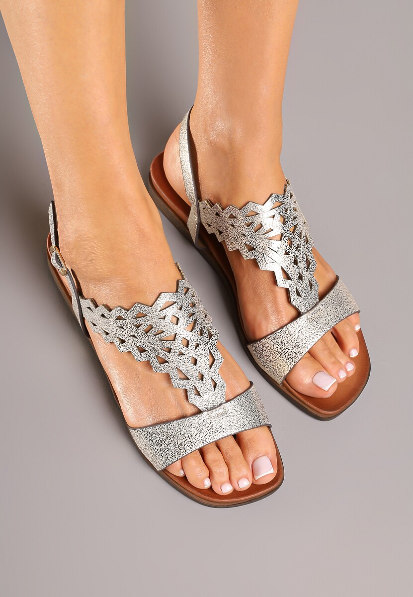 Złote Sandały na Płaskiej Podeszwie z Ażurową Cholewką Salasena