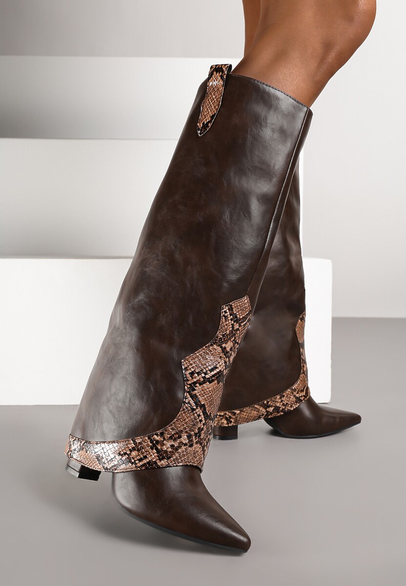 Brązowe Kozaki na Słupku z Cholewką Imitującą Nogawkę z Wężowymi Wstawkami Ferrota