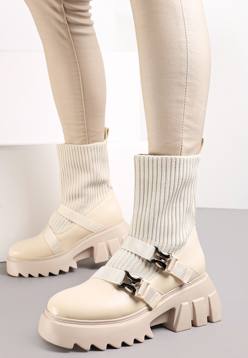 Beżowe Botki Typu Biker na Grubej Podeszwie z Klamrami i Prążkowaną Cholewką Pelene