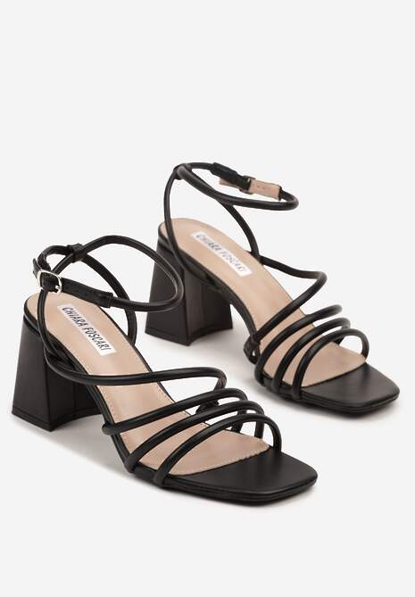 Czarne Sandały na Słupku Ozdobione Paskami Fodelaia