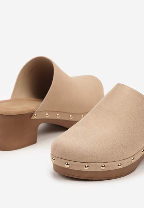 Beżowe Klapki Drewniaki Typu Mule na Słupku Zdobione Nitami Hlerra