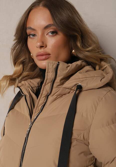 Beżowa Kurtka z Kapturem i Pikowanymi Przeszyciami Zdobiona Szerokimi Taśmami Etterisa