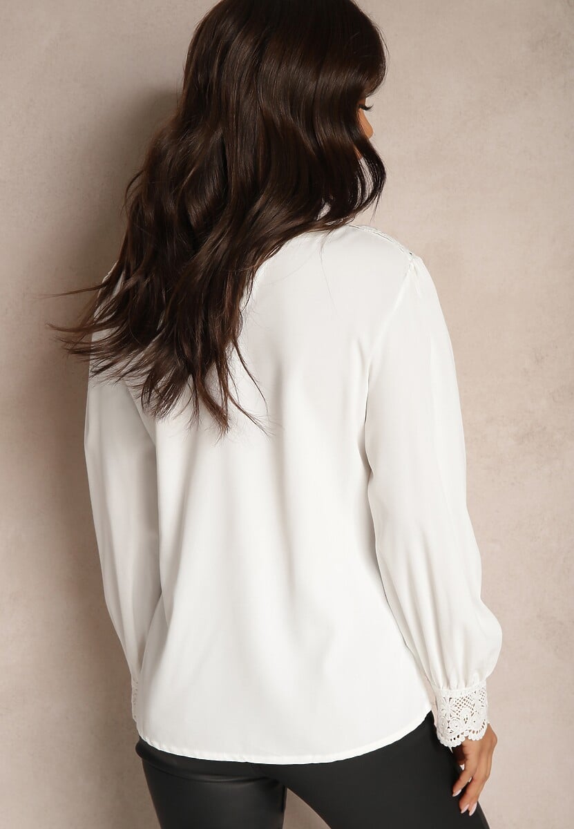 Biała Koszulowa Bluzka Retro z Ozdobną Koronką i Marszczeniem Udeviana