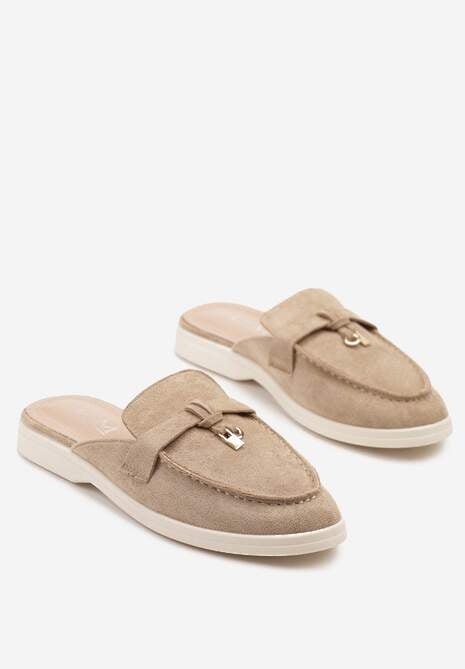 Ciemnobeżowe Klapki Mule w Stylu Loafersów Zdobione Zawieszką Iffionne