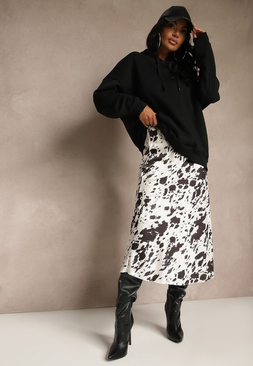 Czarno-Biała Spódnica z Satynowej Tkaniny Zdobiona Krowim Printem Kolorea