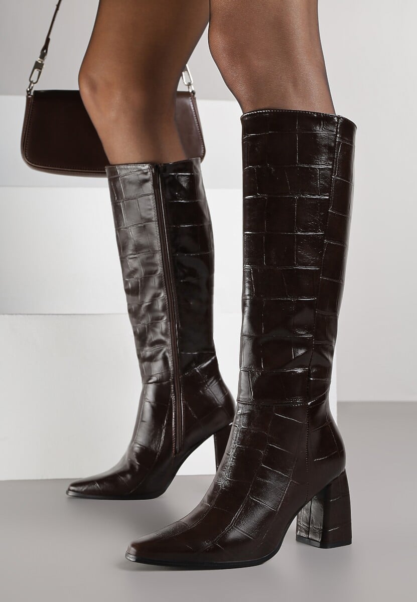 Brązowe Kozaki na Słupkowym Obcasie Zdobione Geometrycznym Tłoczeniem Salinata