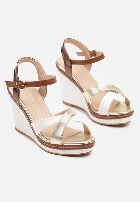 Złote Sandały na Ozdobnym Koturnie ze Sprzączką i Przeplatanymi Paskami Daisa