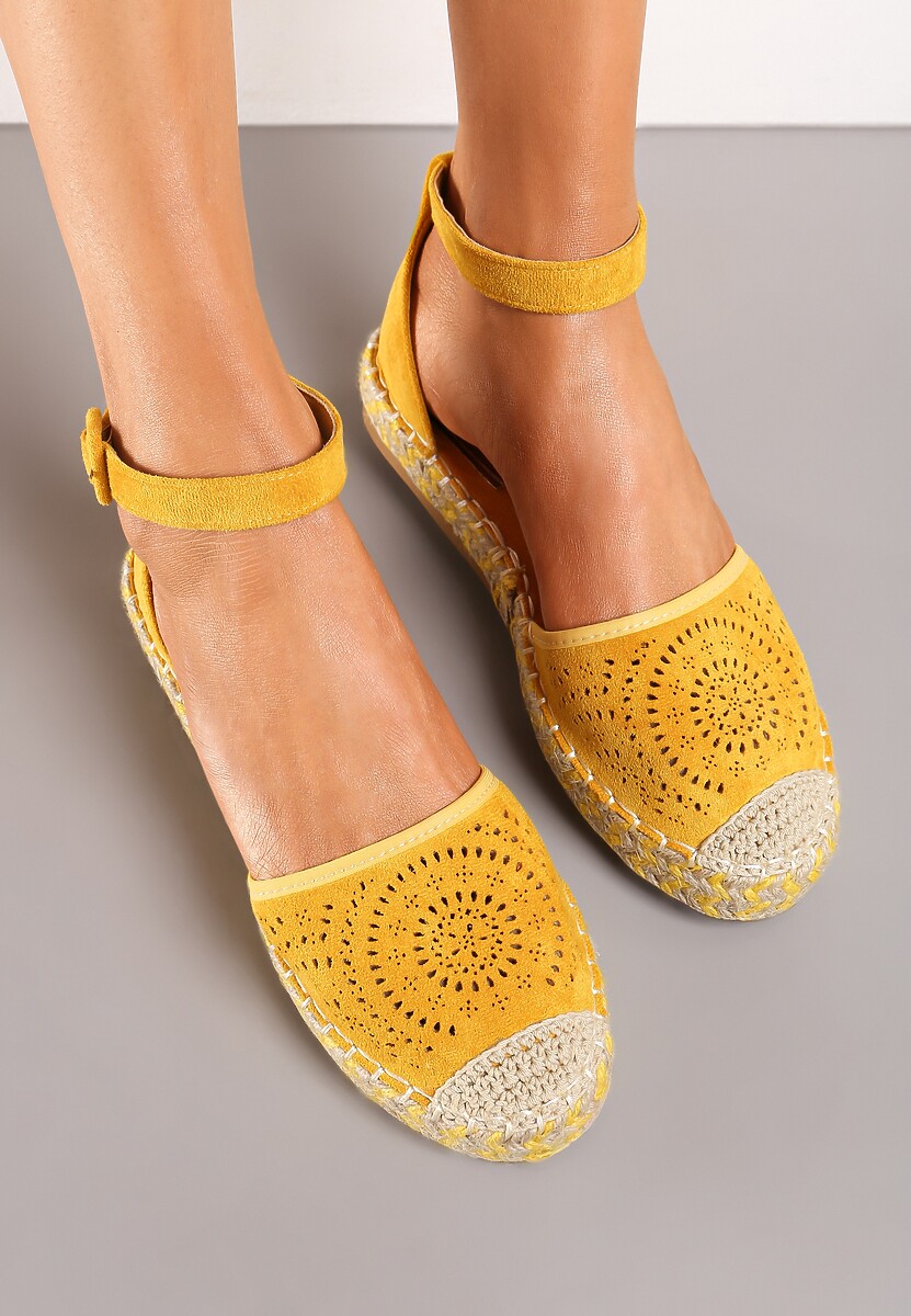 Żółte Espadryle na Płaskiej Podeszwie z Ażurowym Zdobieniem Zapinane Wokół Kostki Vizimaia
