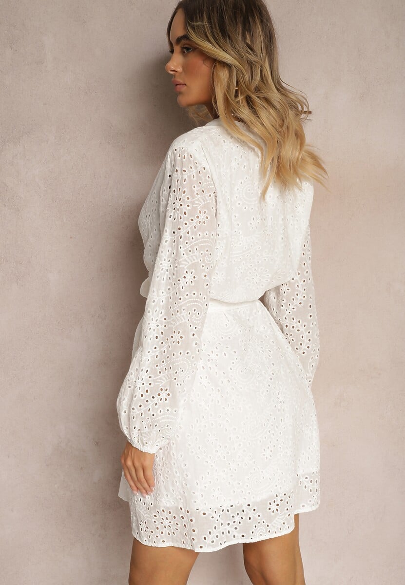 Biała Sukienka z Haftowanej Bawełny Wykończona Wiązaniem i Gumką w Talii Vezlea