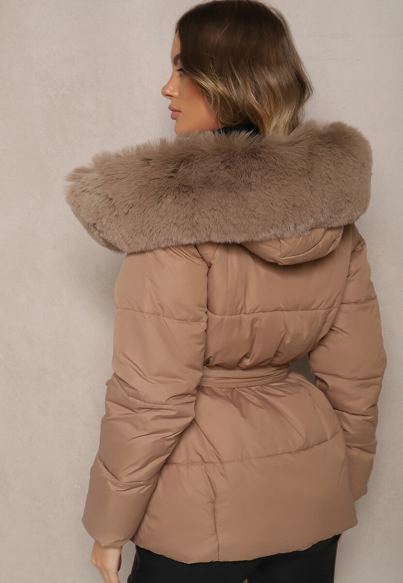 Beżowa Kurtka Pikowana z Kapturem i Odpinanym Kołnierzem Wiązana w Pasie Sialwenna