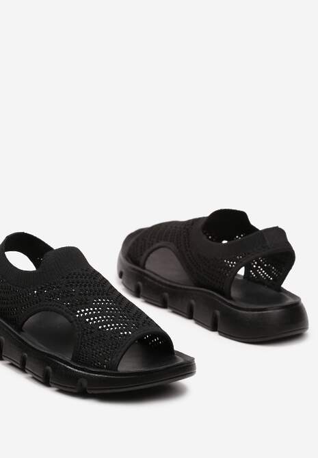 Czarne Sandały na Płaskiej Podeszwie z Perforacją i Ozdobnymi Wycięciami Overia