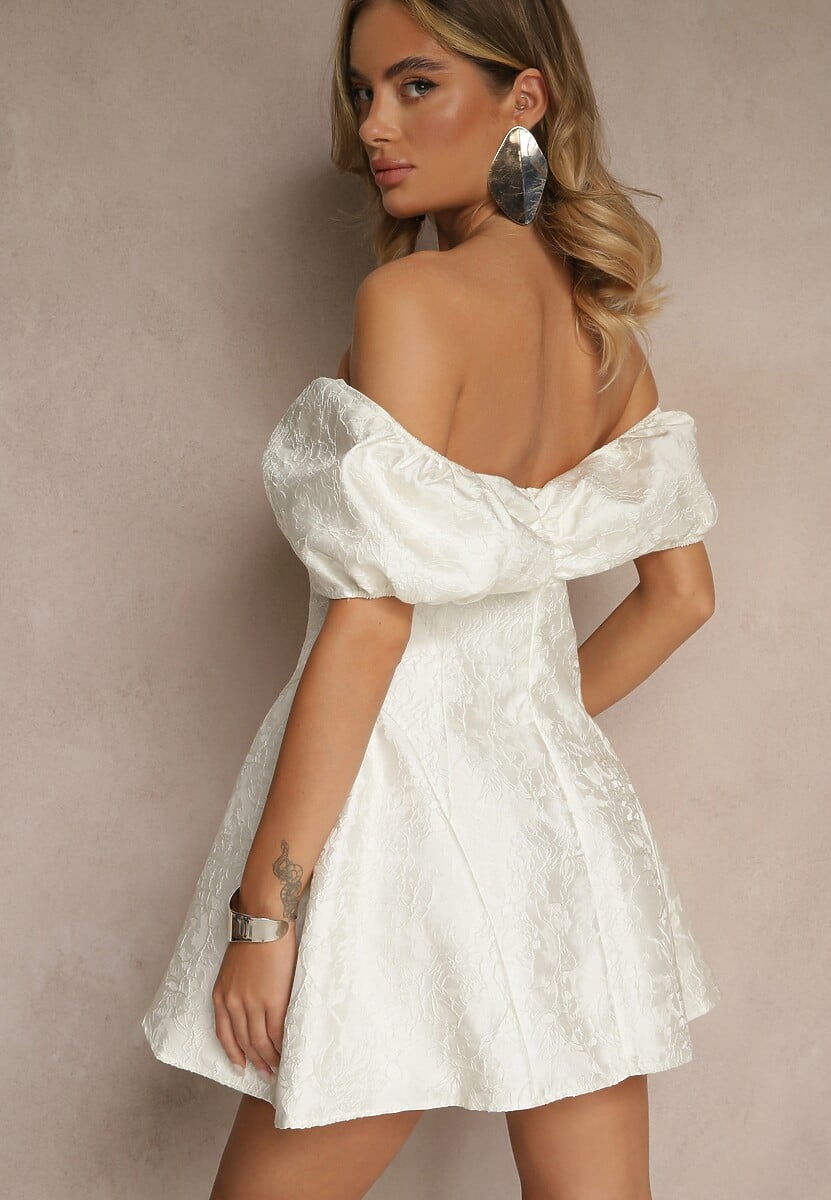 Biała Sukienka Vices z Hiszpańskim Dekoltem i Haftami Fenaleira