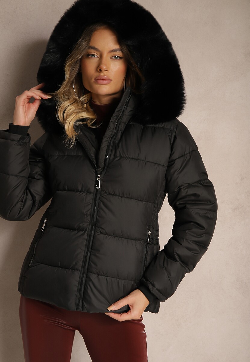 Czarna Kurtka z Kapturem Ozdobiona Pikowaniem Ściągaczami i Futerkiem Sintalia