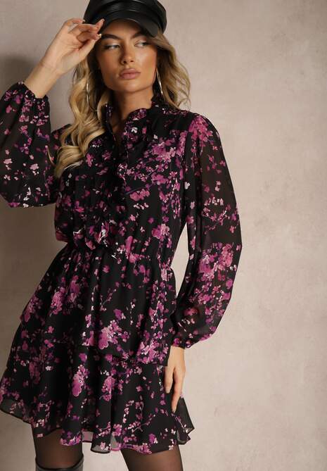 Czarno-Fioletowa Sukienka o Rozkloszowanym Kroju w Kwiaty z Gumką w Pasie Ozdobiona Falbankami Zinilita