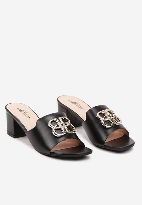 Czarne Klapki na Słupku Wykończone Cyrkoniami i Metaliczną Aplikacją Naviala