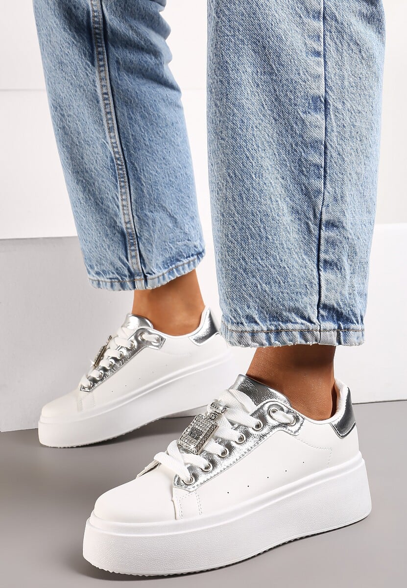 Biało-Srebrne Sneakersy z Metaliczną Zawieszką na Sznurówkach Ozdobioną Cyrkoniami Edosa