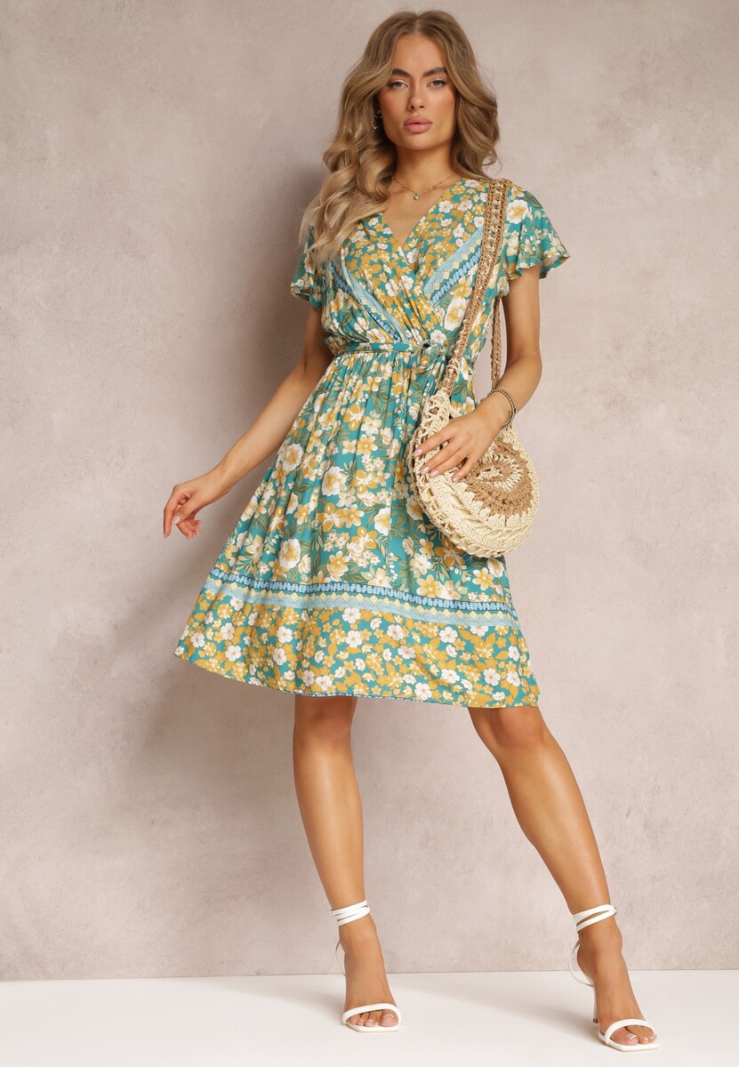 Jasnozielona Rozkloszowana Sukienka z Wiskozy i Kopertowym Dekoltem Violia