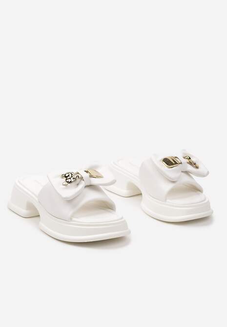 Białe Klapki na Niskiej Platformie z Wycięciem Ozdobione Kokardą i Metaliczną Aplikacją Horissa