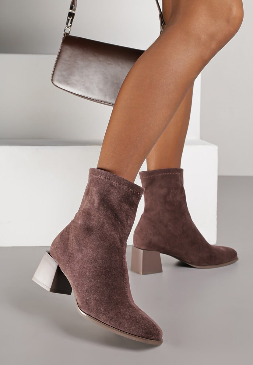 Brązowe Botki Wsuwane na Słupku w Klasycznym Stylu Sileurie