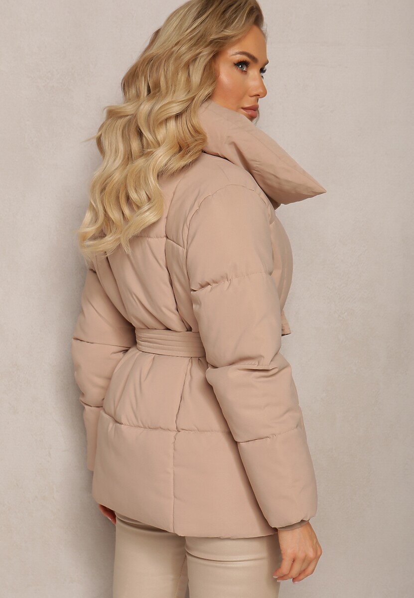 Beżowa Pikowana Kurtka z Paskiem w Talii i Szerokim Kołnierzem Fusteni