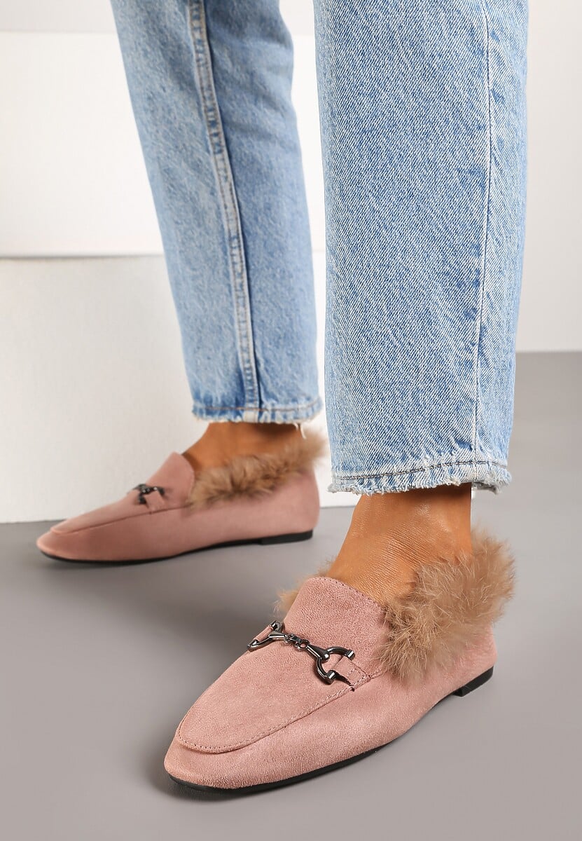 Jasnoróżowe Mokasyny na Płaskiej Podeszwie Ozdobione Klamrą i Futerkiem Sanindra