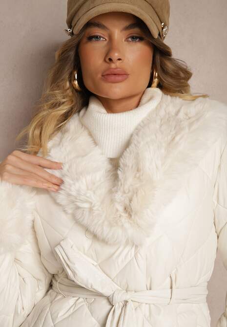 Biała Kurtka z Pikowanymi Przeszyciami i Polarową Podszewką Zdobiona Futerkiem i Paskiem Edellia