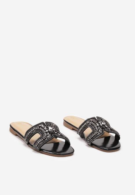 Czarne Klapki na Płaskiej Podeszwie Wykończone Cyrkoniami i Metalowymi Elementami Sanesstia