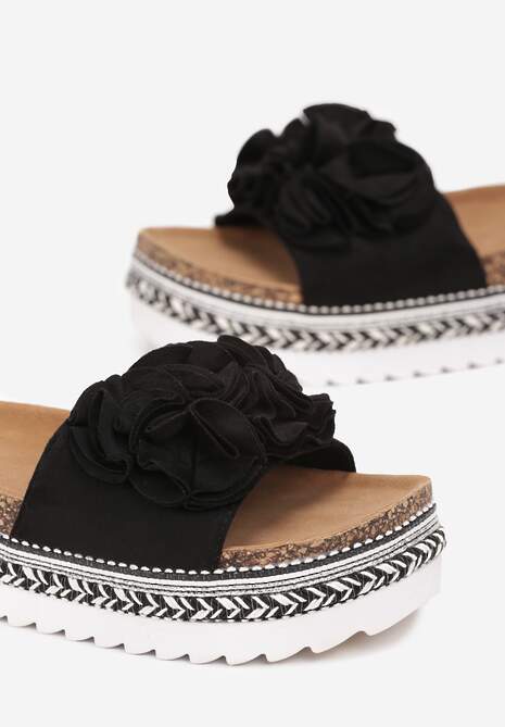 Czarne Klapki na Dekoracyjnej Platformie z Szerokim Paskiem Manilin