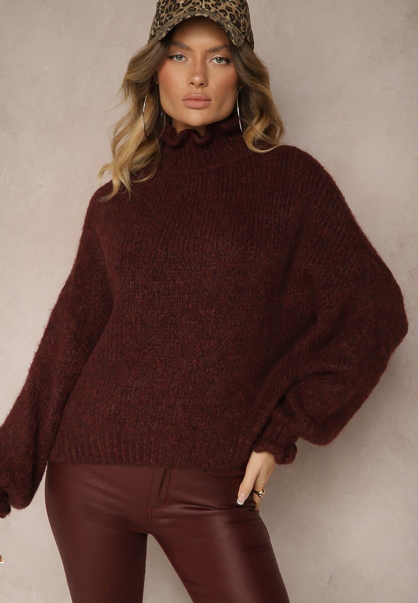 Bordowy Golf z Wełną i Wiskozą Oversize Ozdobiony przy Dekolcie z Falbanką Ninnatria