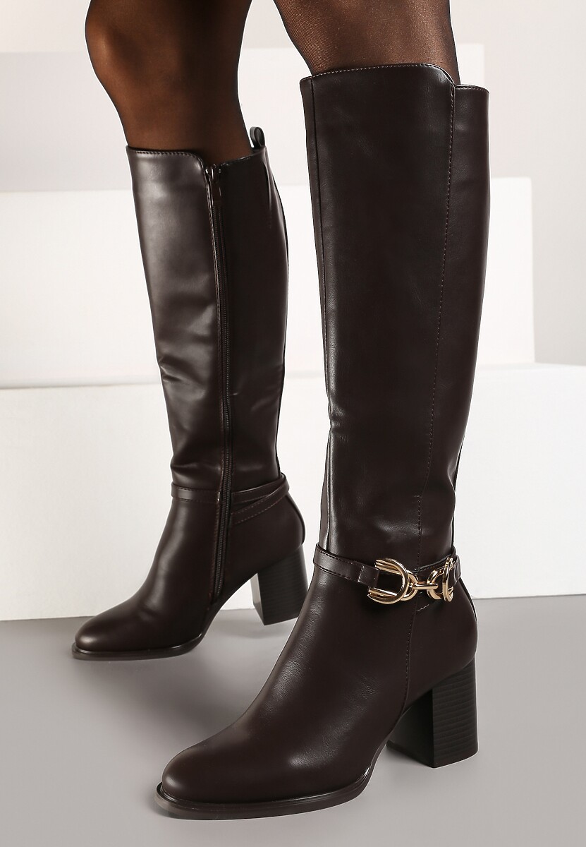 Brązowe Kozaki na Słupkowym Obcasie Zdobione Metalową Aplikacją przy Cholewce Resiona