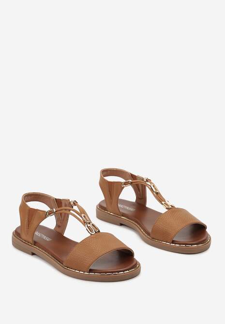 Brązowe Sandały na Płaskiej Podeszwie z Tłoczonymi Paskami Wykończone Metalową Ozdobą Jetella