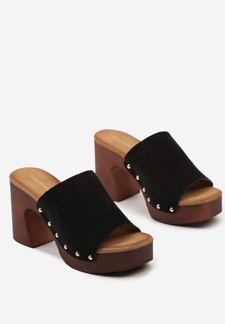 Czarne Wsuwane Klapki Typu Chodaki z Ozdobnymi Nitami Landoresa