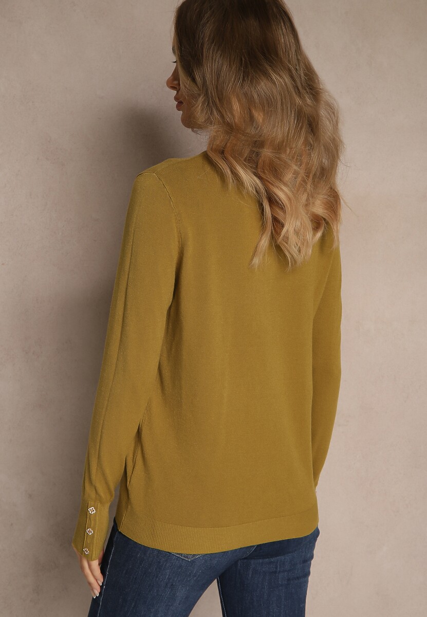 Zielony Golf o Dopasowanym Kroju Zdobiony Minimalistycznymi Aplikacjami Unissa